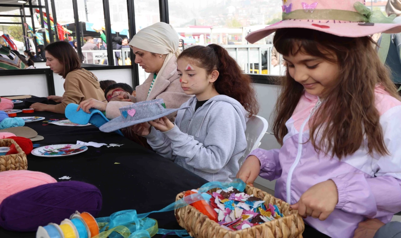KO-MEK’te 23 Nisan coşkusu renkli şapkalara yansıdı