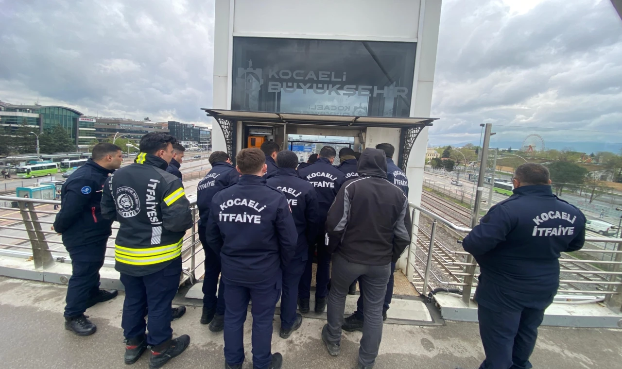 Kocaeli İtfaiyesi’nden personeline ’asansörde kurtarma’ eğitimi