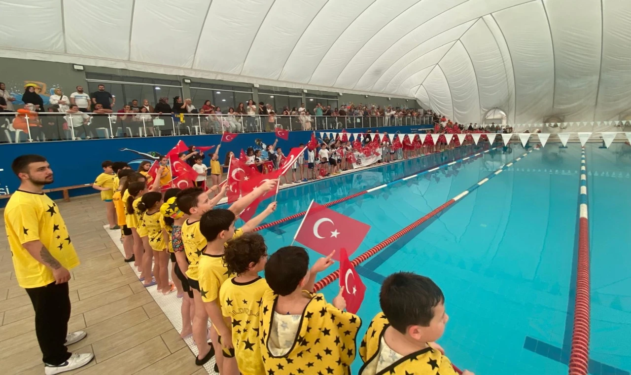 Kocaeli İzmit’te 23 Nisan’a özel yüzme yarışı