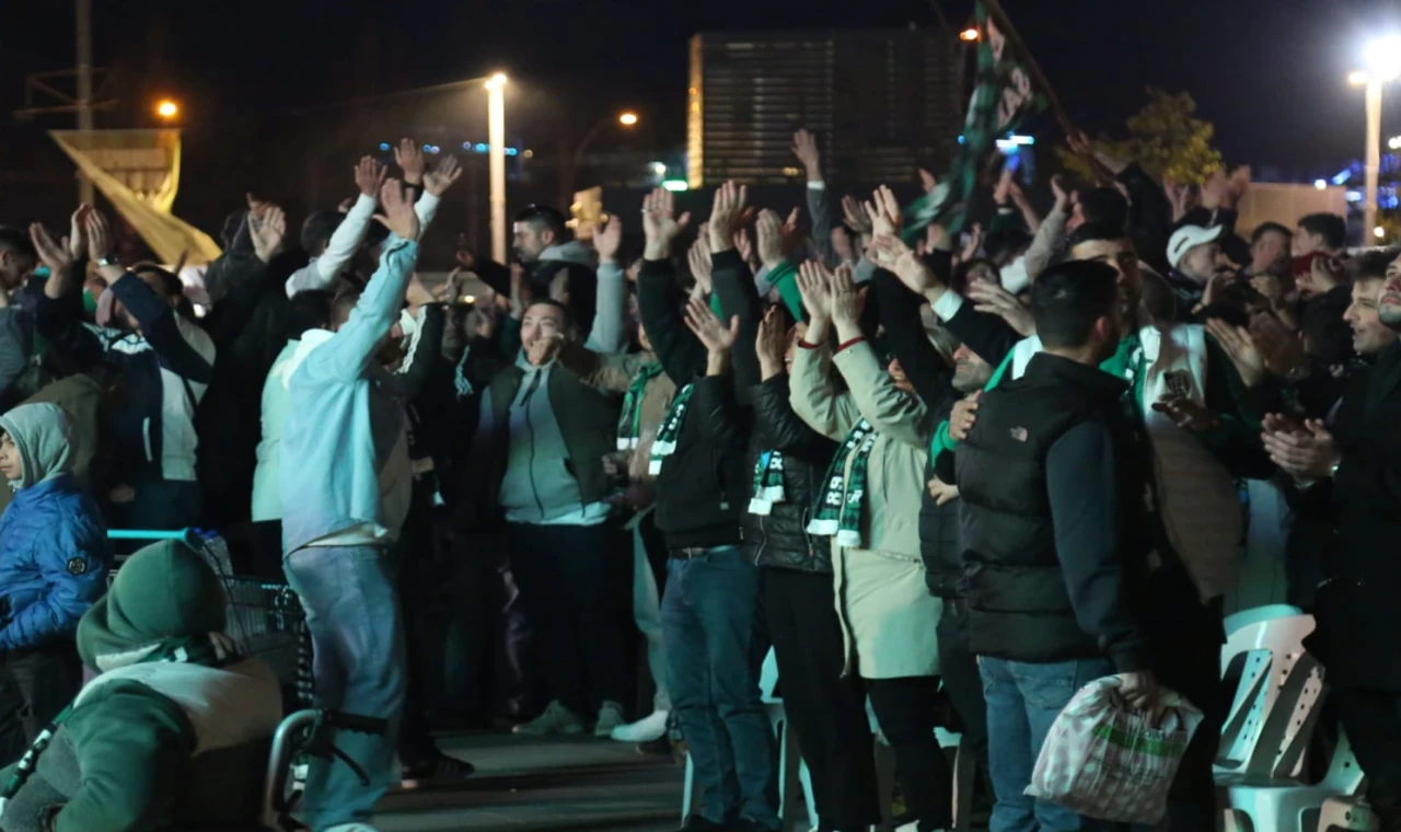 Kocaeli’de meydan, ”Şampiyon Kocaelispor” sesleriyle inledi