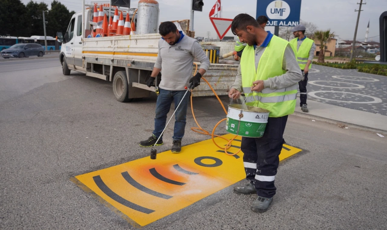 Kocaeli’de yol ve yaya çizgileri yenileniyor
