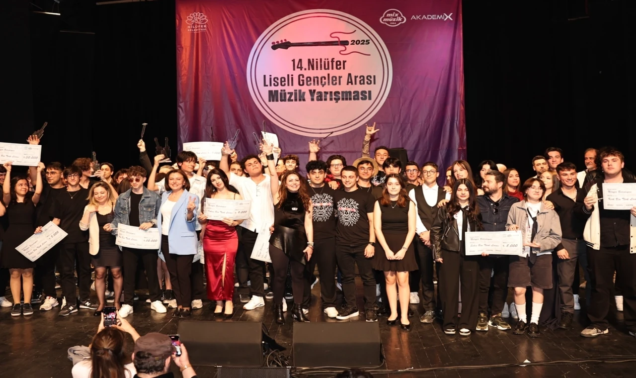 Liseli gençler müzik yeteneklerini sergiledi