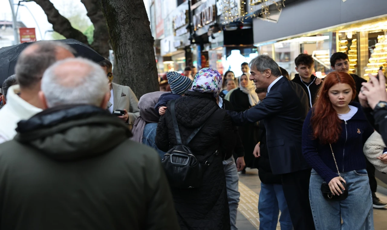 Sakarya’da Başkan Alemdar esnafla kucaklaştı