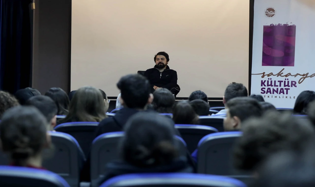 Sakarya’da yazar Yanık edebiyatsever gençlerle buluştu