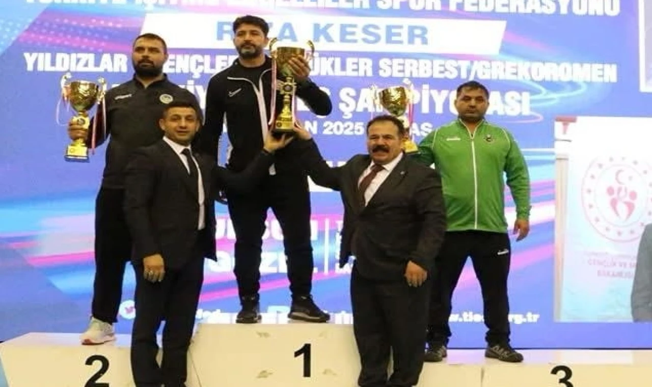 Sakarya’nın güreşçileri Sivas’ta şampiyon oldu