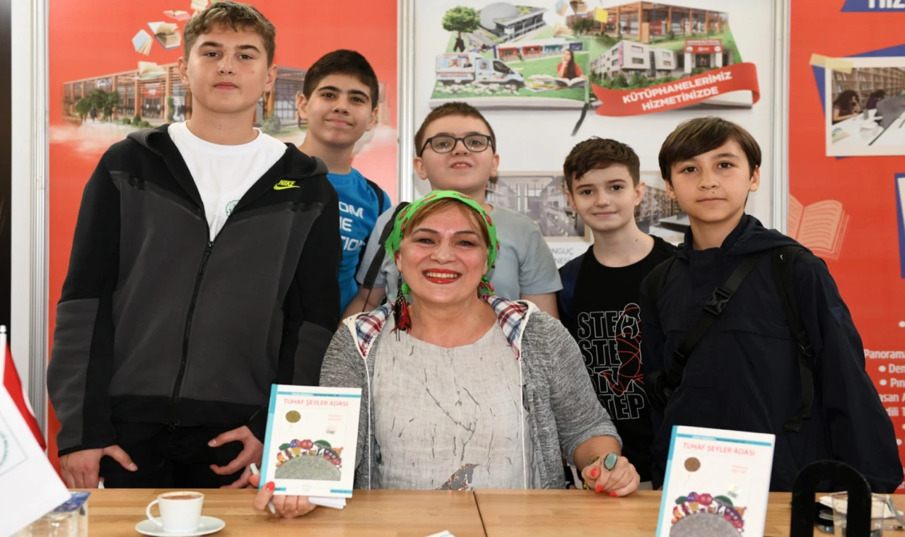Yazar Halime Yıldız kitaplarını küçük okuyucuları için imzaladı