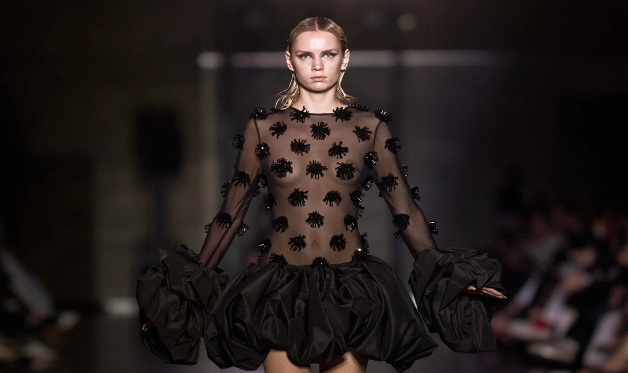 Bakü Fashion Week’te tüm gücüyle ’siyah’ sahnede!