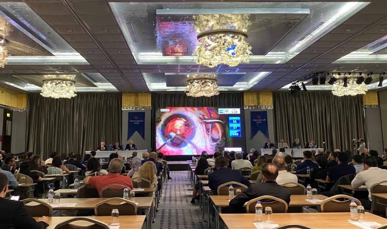 Bursa’da göz cerrahlarından canlı ameliyat