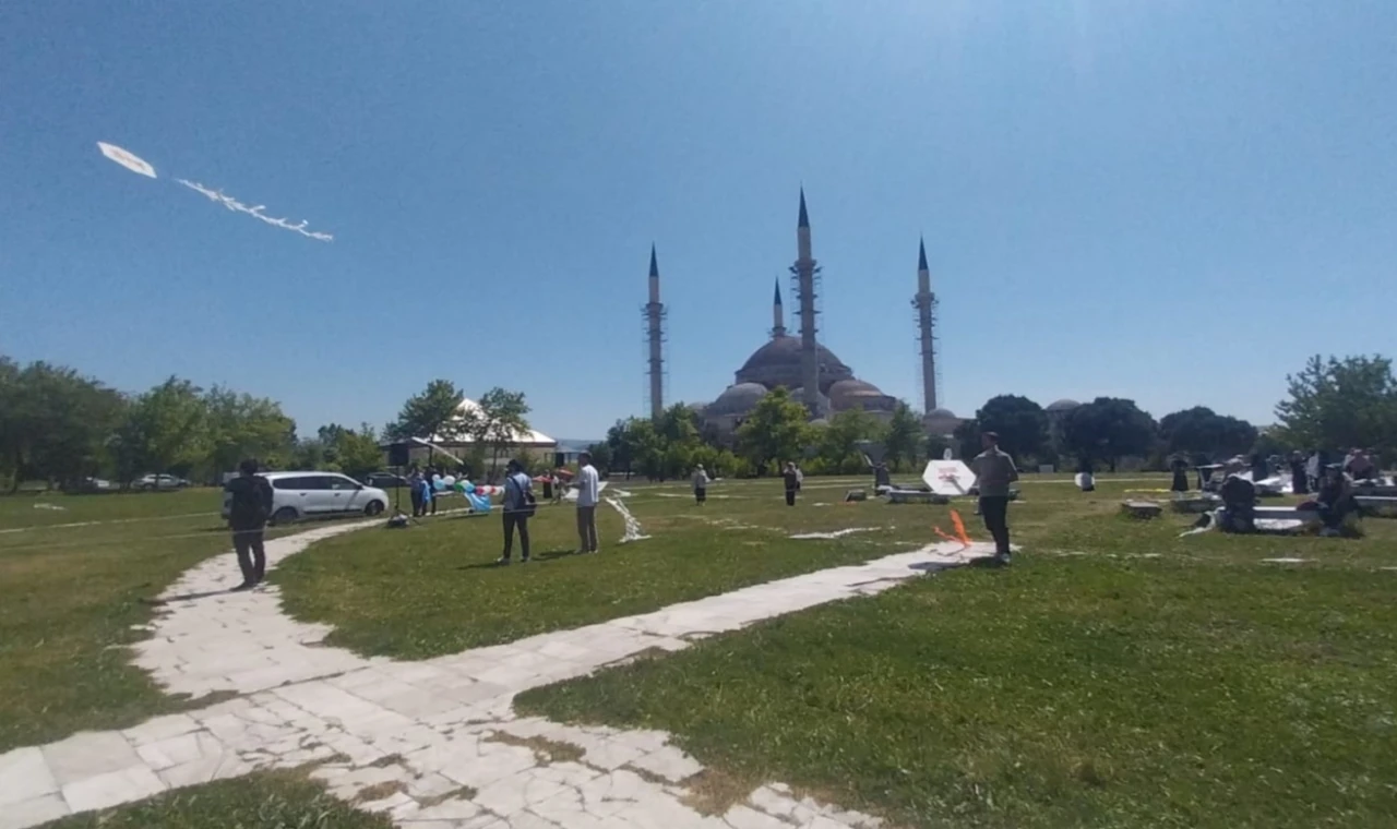 Bursa’dan Filistin ve Doğu Türkistan’a uçurtmalı destek