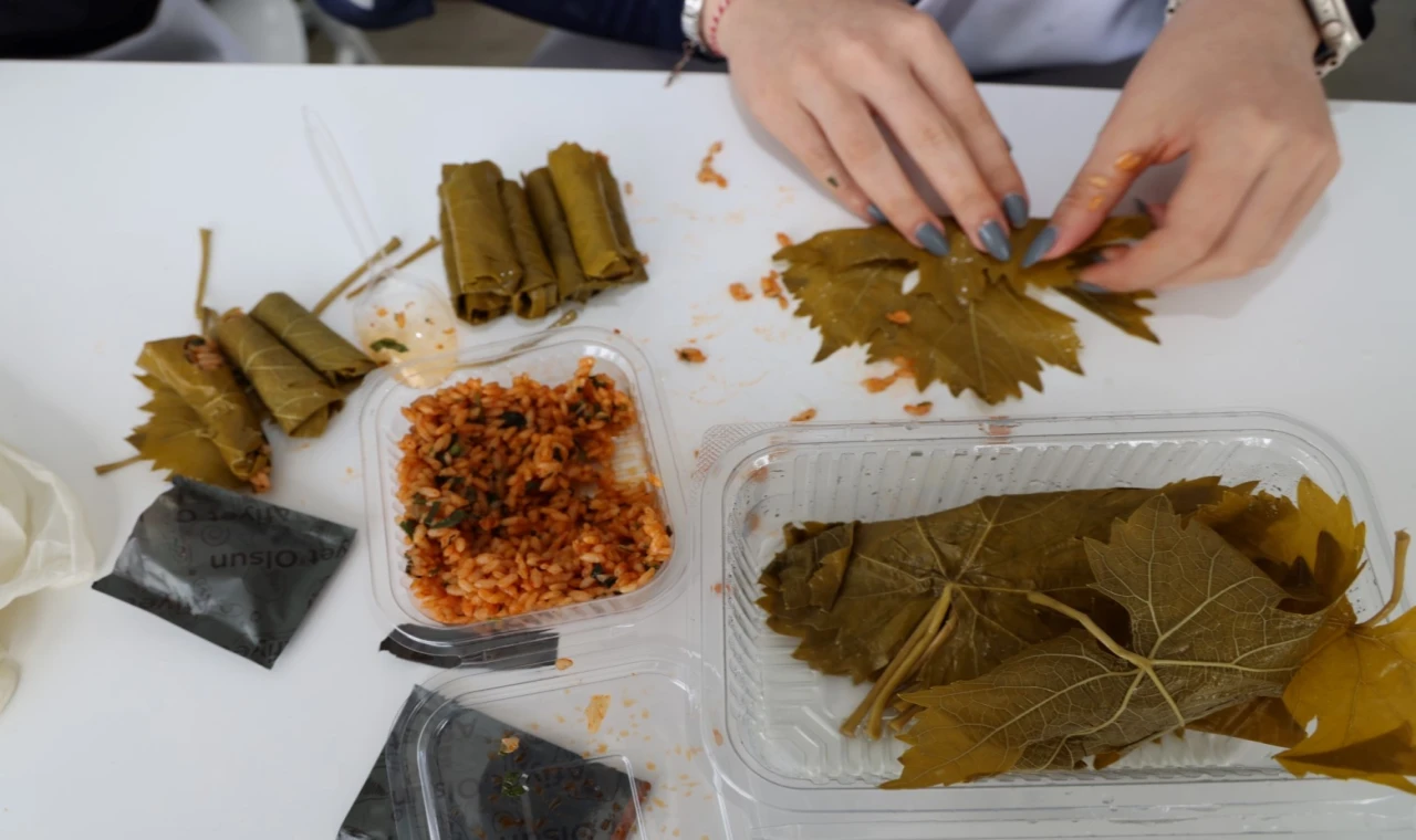 Enfest’te renkli yarışmalar... 10 dakikada 27 sarma sardı!