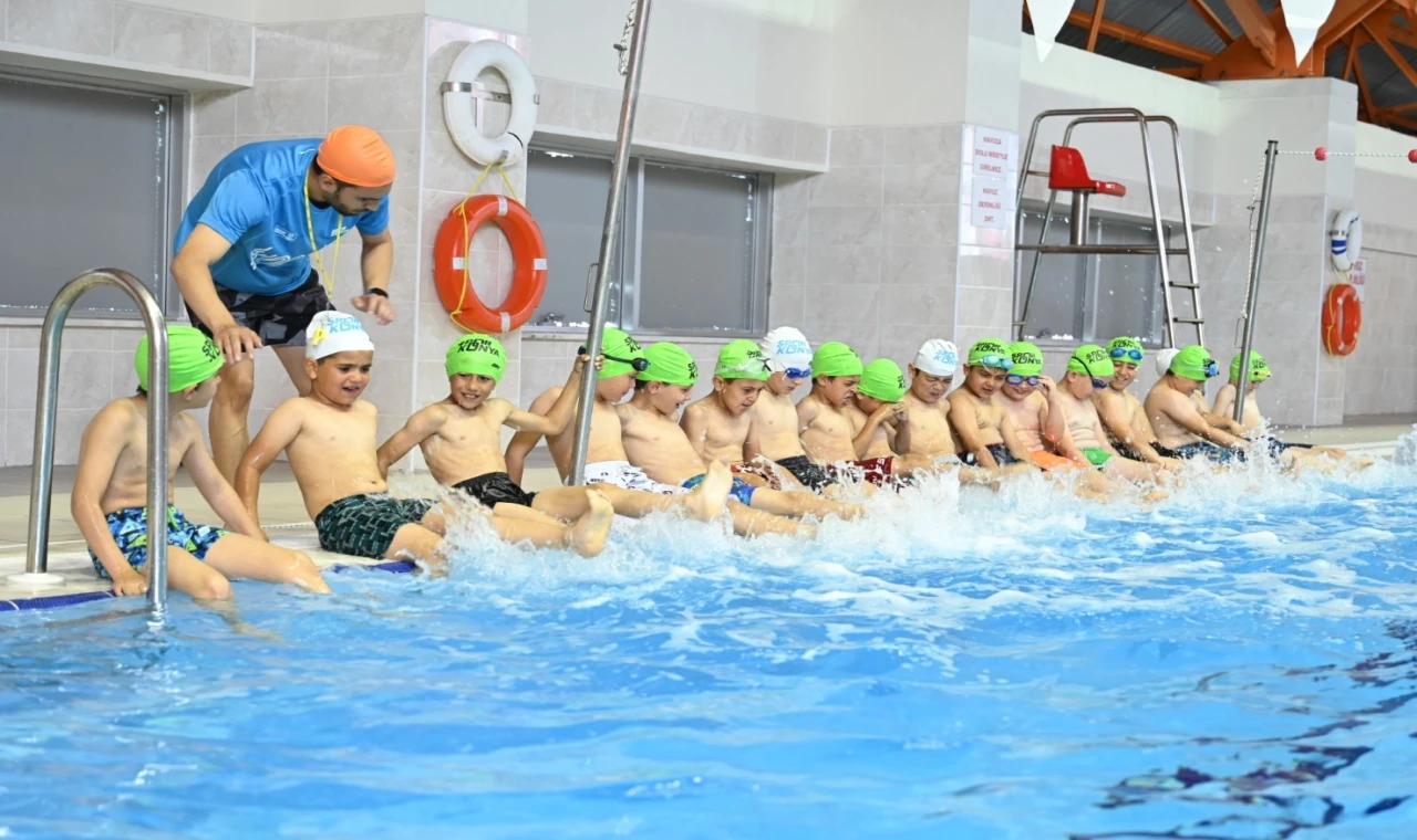 Konya Büyükşehir 6 ilçede yüzme öğretiyor