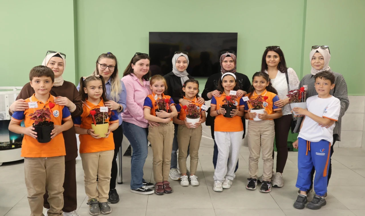 Konya’da çocuklar çiçekleri annelerine hediye etti