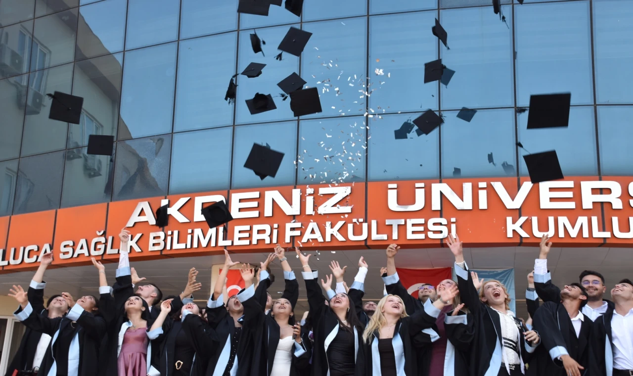 Akdeniz Üniversitesi Kumluca MYO’da mezuniyet coşkusu