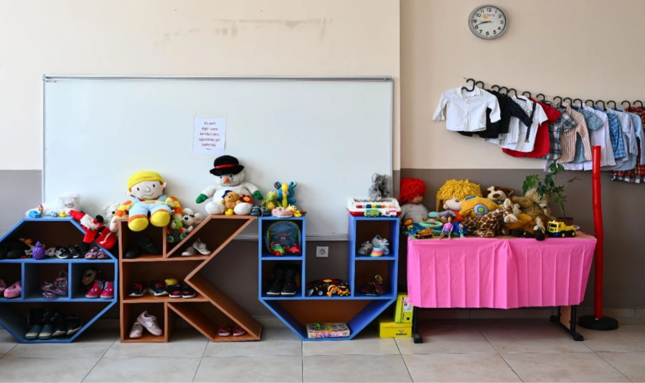 Ankaralı minikler ’askıda oyuncak’ ile örnek oldu