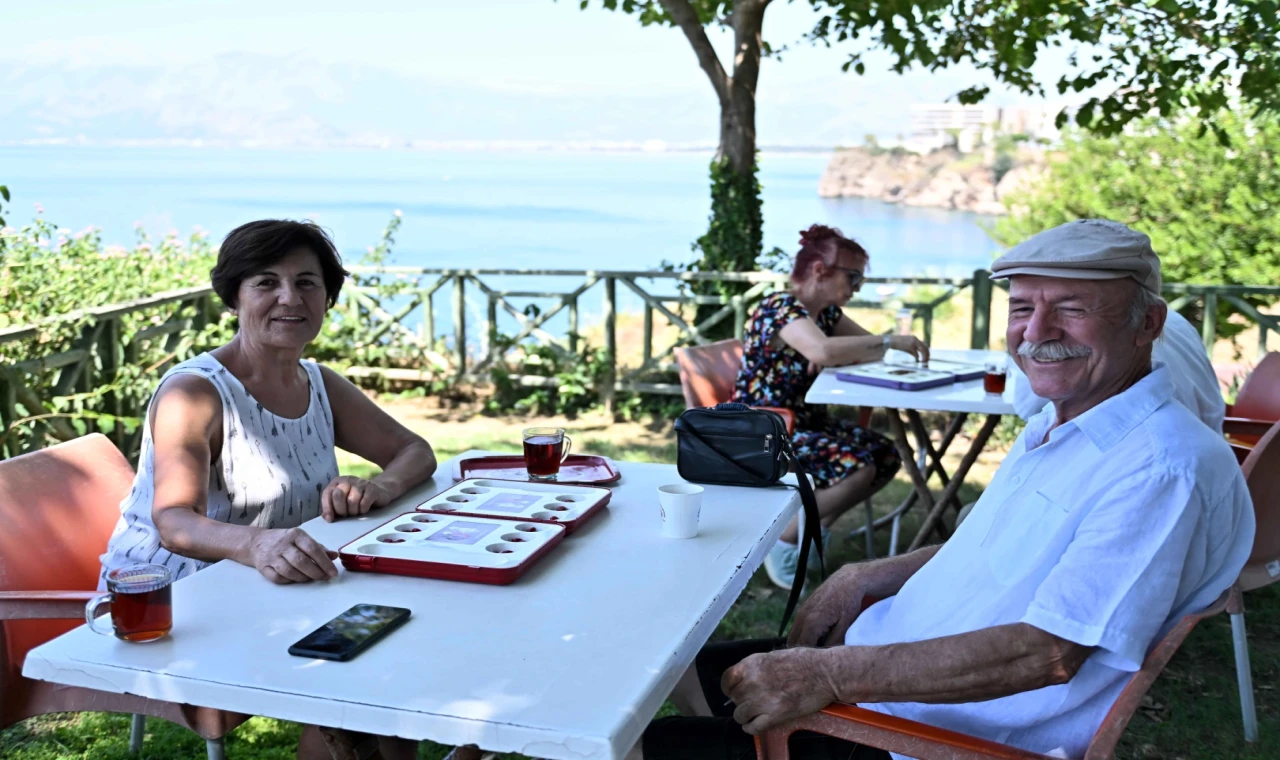 Antalya’da kıdemli kent sakinlerinden mangala keyfi