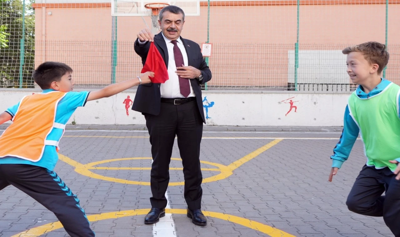 Bakan Tekin’den karne öncesi öğrencilere moral ziyareti