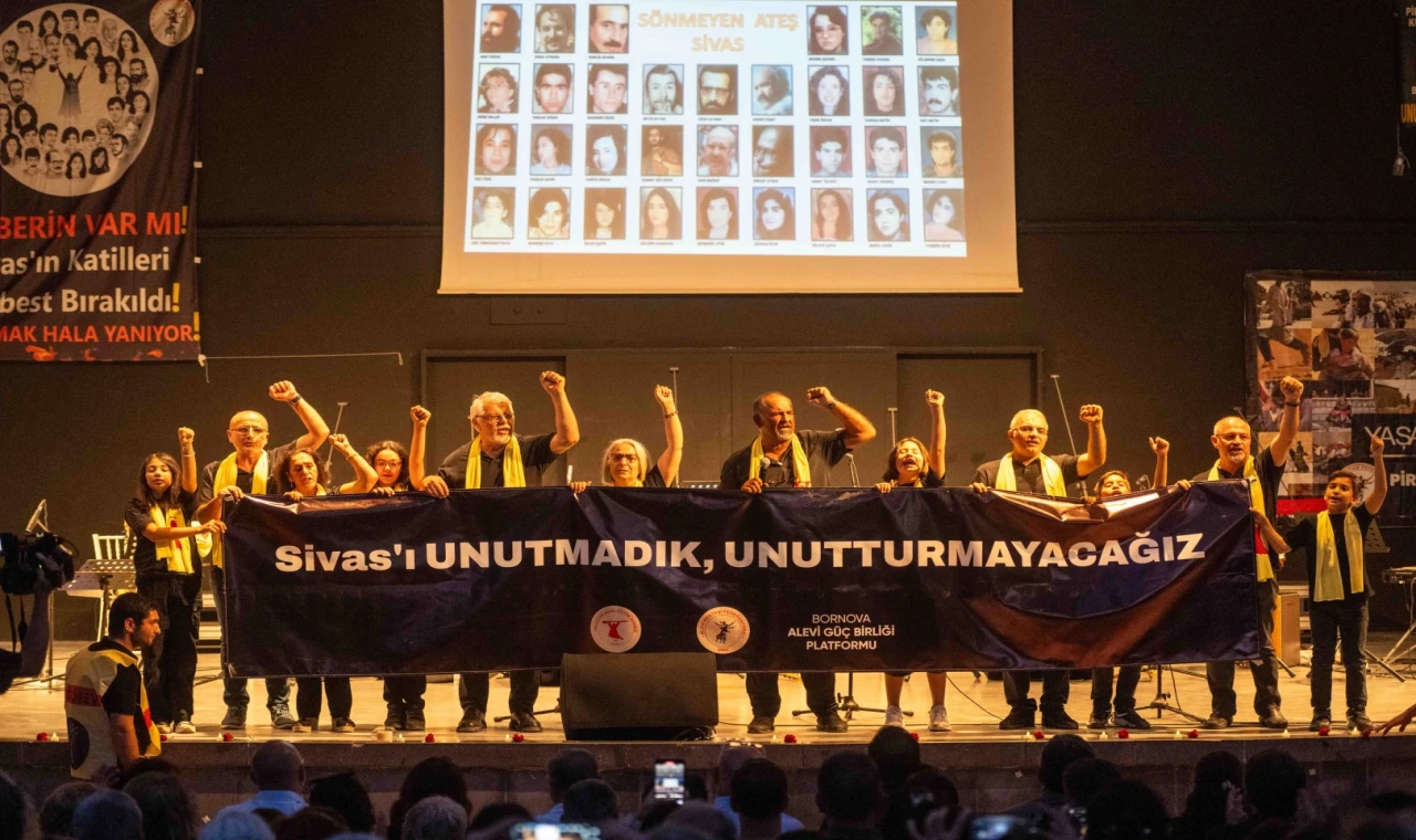 Bornova’da Madımak Katliamı’nın 32. yılı duygu dolu etkinlikle anıldı