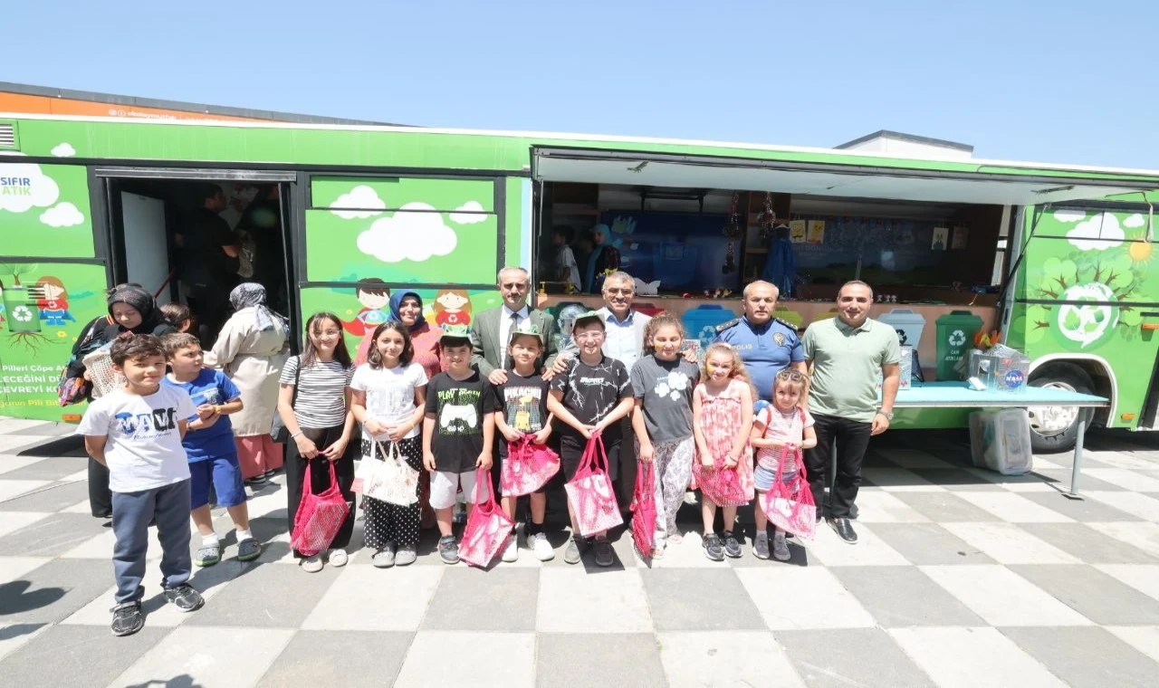 Çayırovalı minikler geri dönüşümü tiyatroyla öğrendi