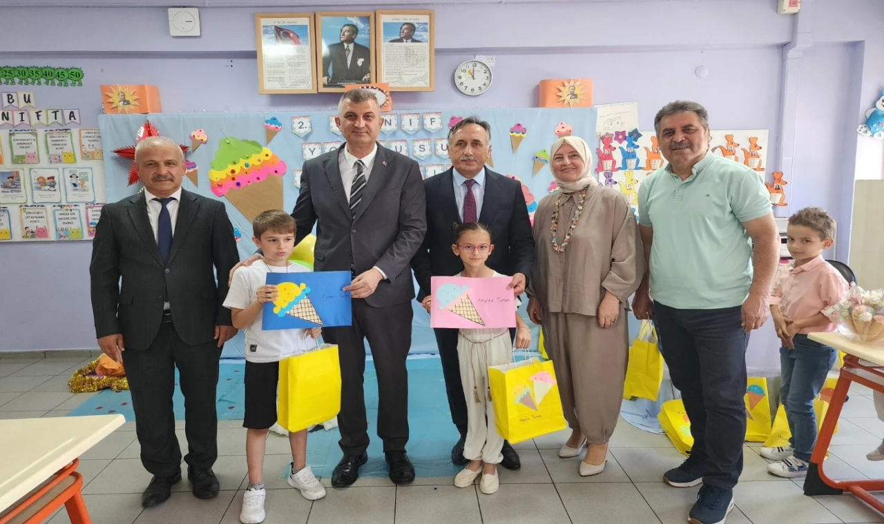Gölcük’te öğrencilerin karne heyecanı