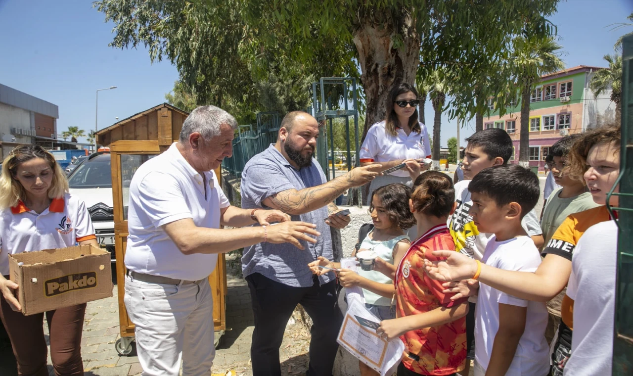 İzmir Güzelbahçe Belediyesi’nin karne hediyesine ’Milli Eğitim’ engeli
