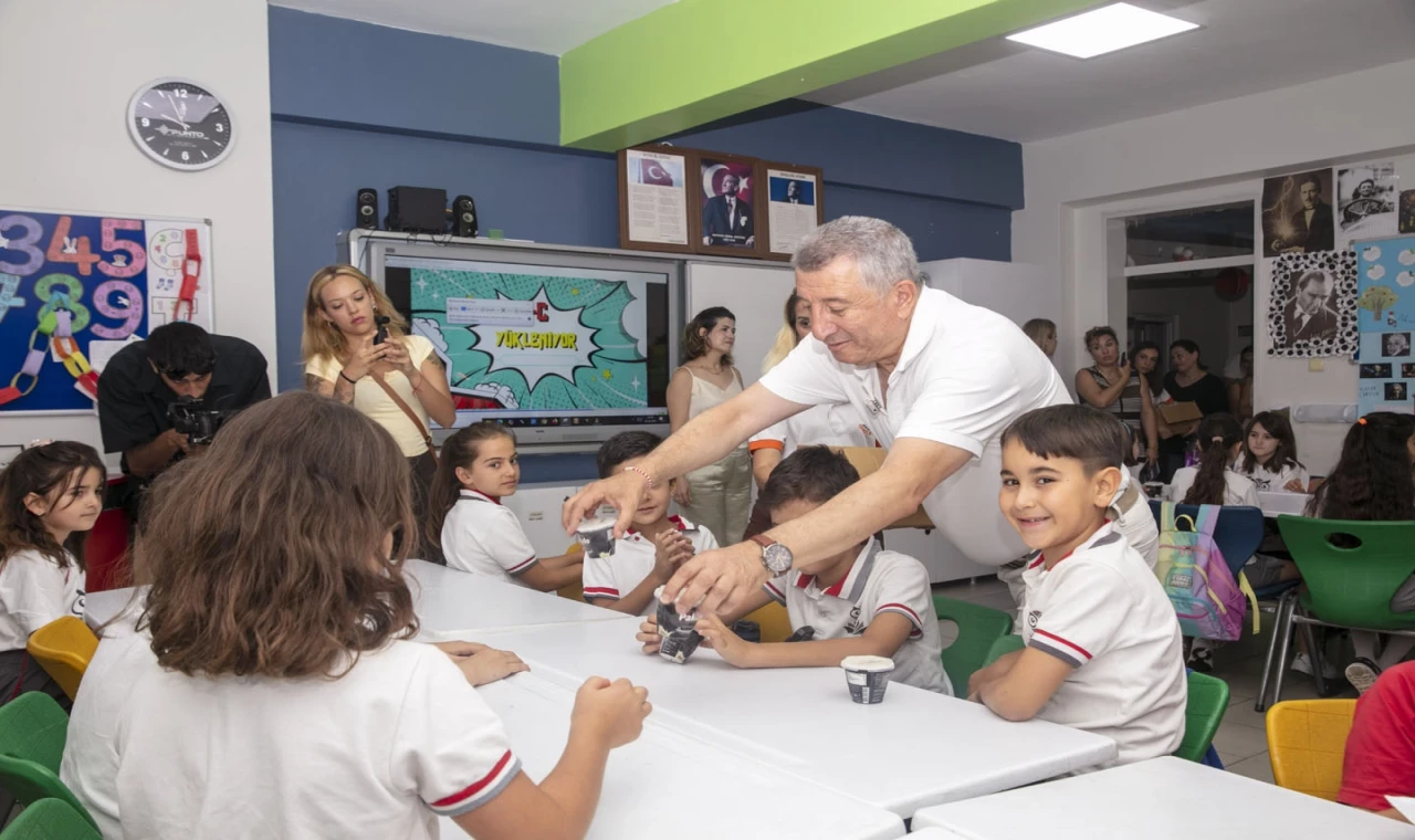 İzmir Güzelbahçe’de öğrencilere dondurma ve hamburger