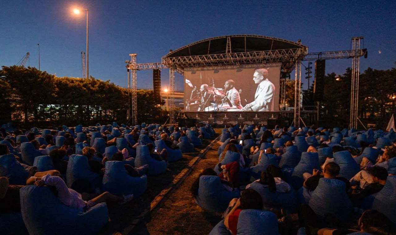 İzmir’de açık havada sinema keyfi başladı