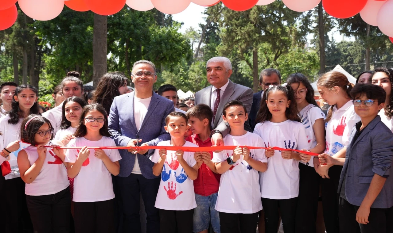 İzmir’de ’’Küçük Eller Güçlü Kalemler” kitap fuarı coşkuyla açıldı