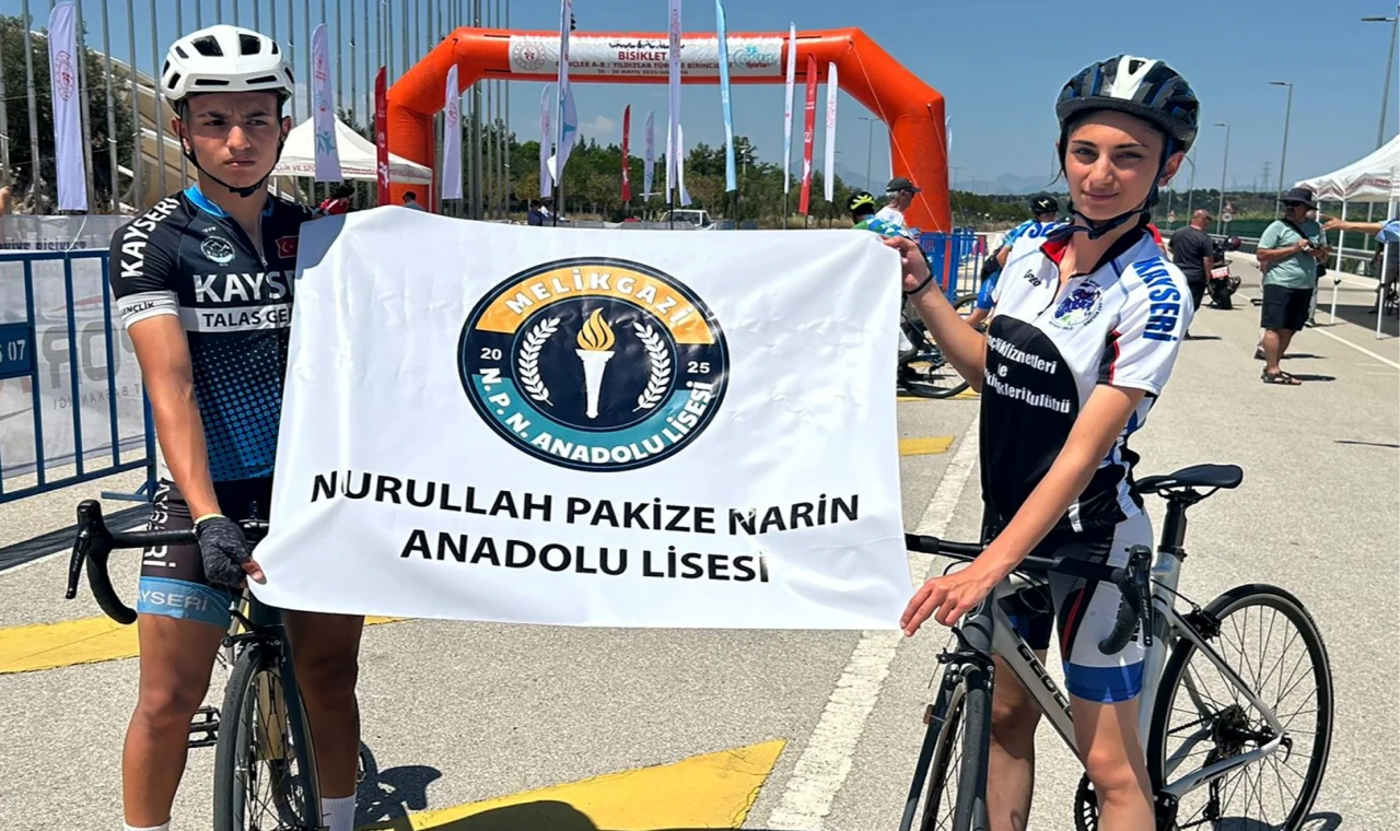 Kayseri’nin gururlandıran lise... Bisiklet ve voleybolda parladı