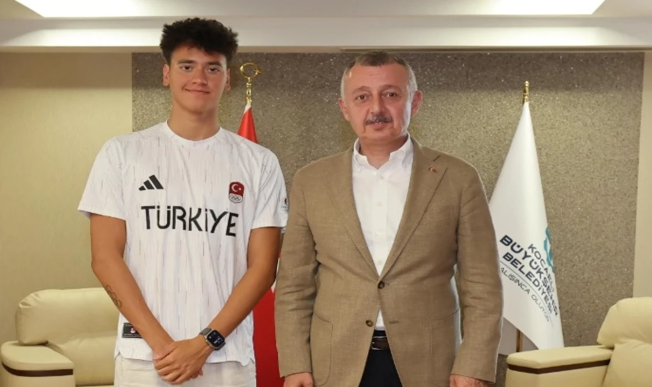 Kocaeli’de Başkan Büyükakın genç milli yüzücüyü kabul etti