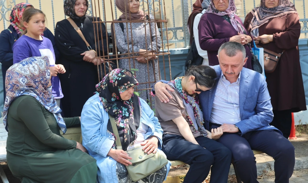 Kocaeli’de Başkan Büyükakın, Gülşah’ı acı gününde yalnız bırakmadı