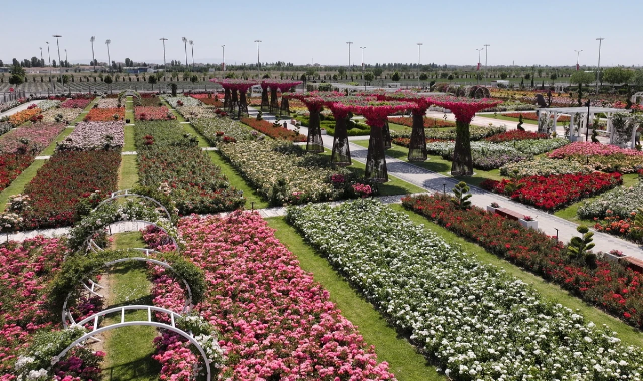 Konya’da Karatay Mevlana Gül Parkı kapılarını açtı