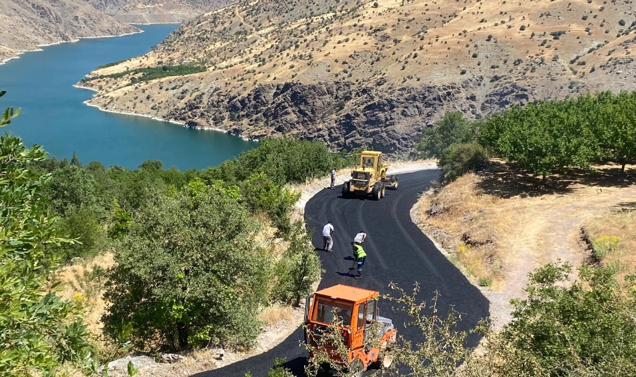 Malatya Büyükşehir’den Karaağaç’a sıcak asfalt