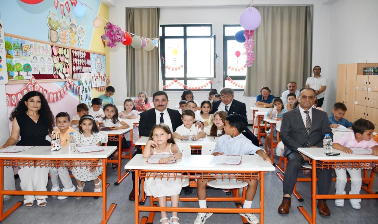 Mudanya’da Kaymakam Terzi öğrencilerin karne sevincine ortak oldu