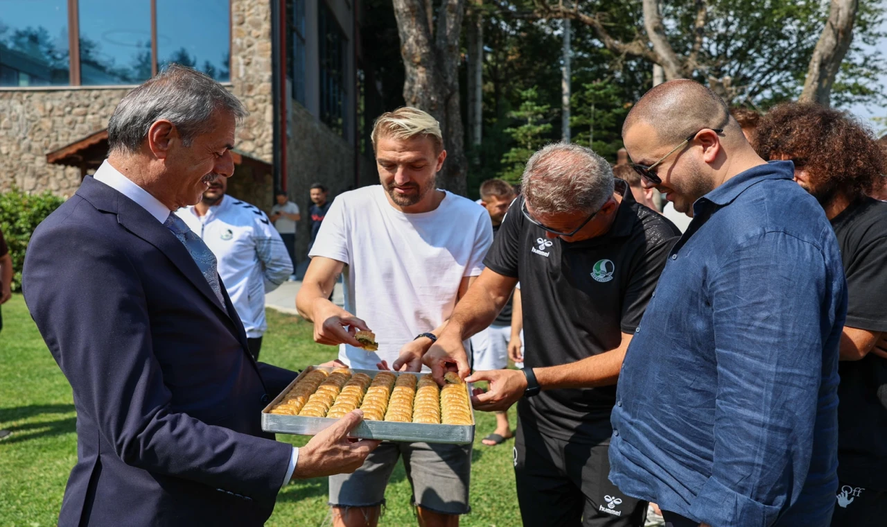 Başkan Alemdar’dan Bolu kampına baklavalı moral