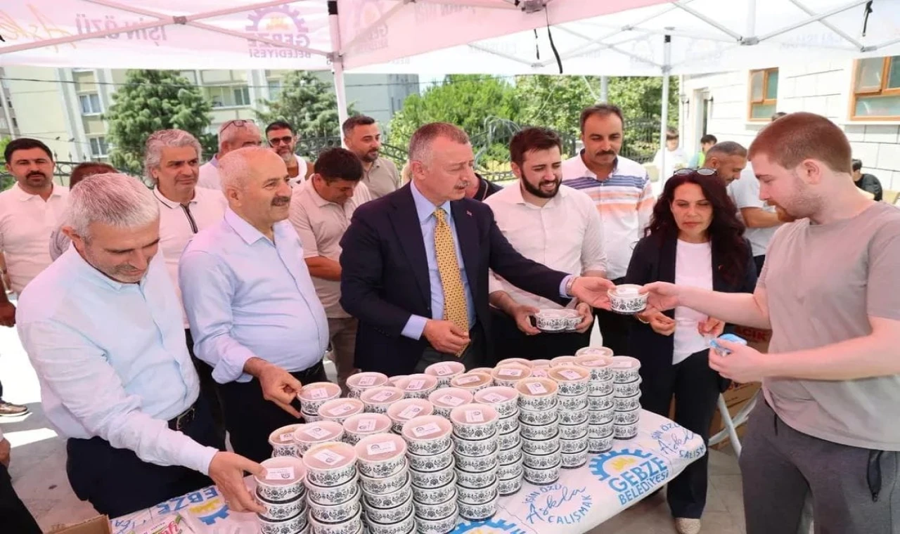 Başkan Büyükakın, Gebze’de aşure dağıttı