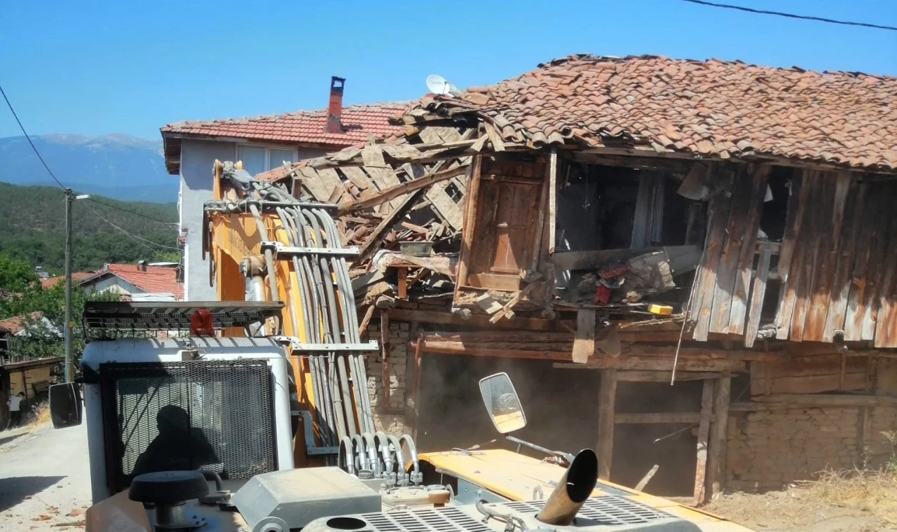 Bursa Osmangazi’de tehlikeli metruklara yıkım