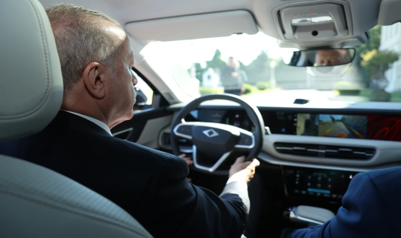 Cumhurbaşkanı Erdoğan, Togg T10F Sedan modelini test etti... Erdoğan Togg T10F’nin direksiyonunda