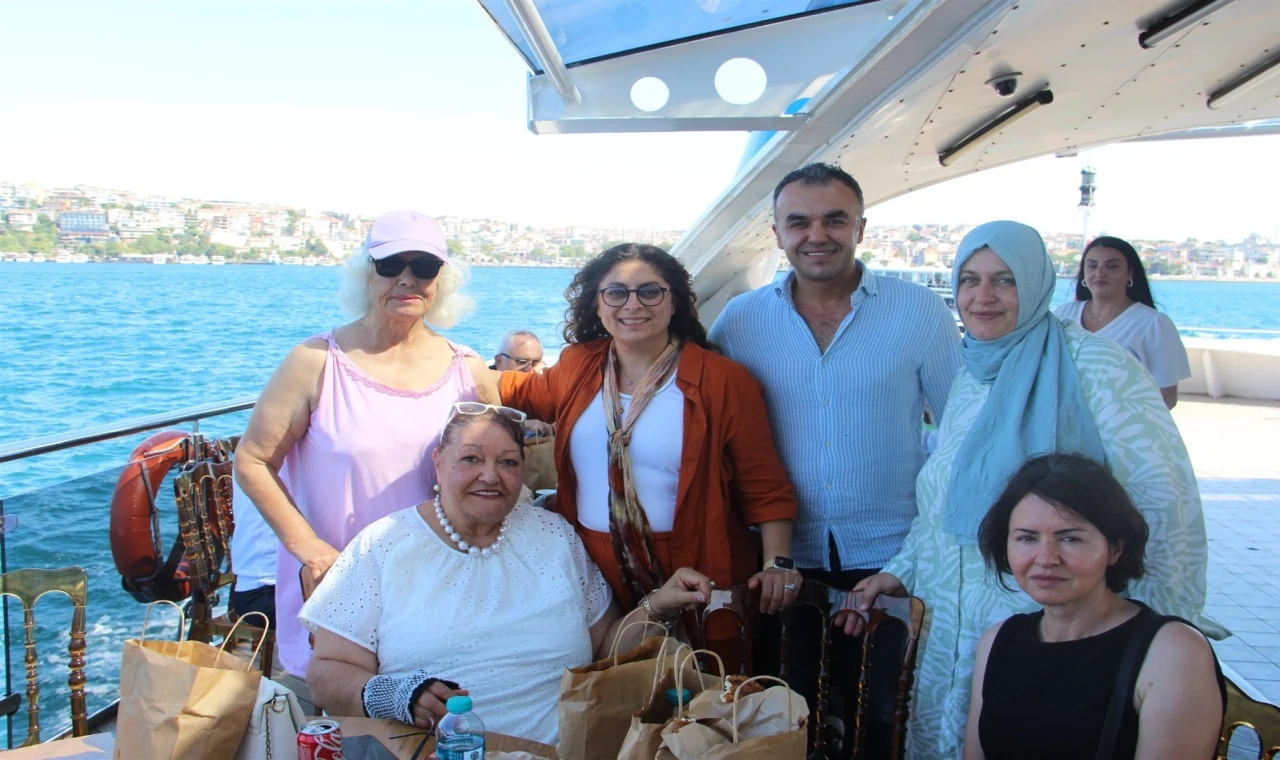 Darülaceze sakinlerinin İstanbul’da Boğaz keyfi
