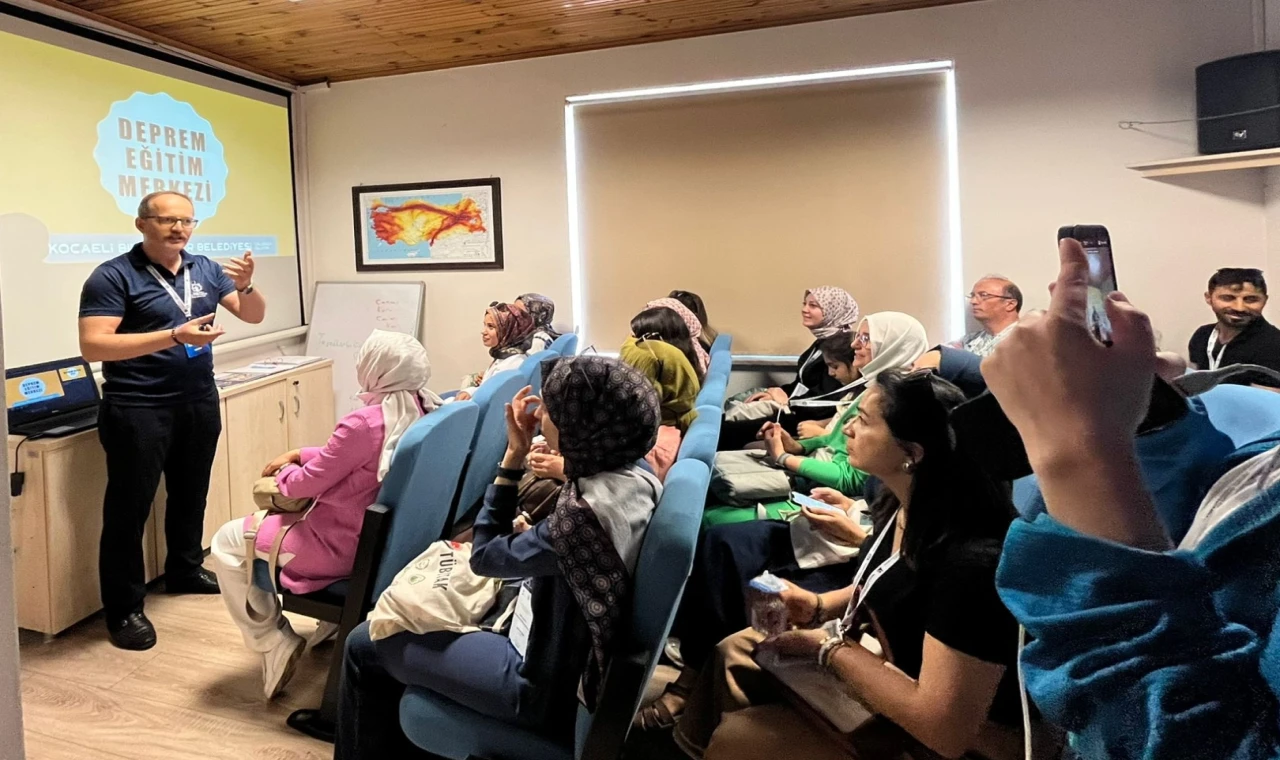 Deprem bölgesi öğretmenlerine Kocaeli’den afet eğitimi