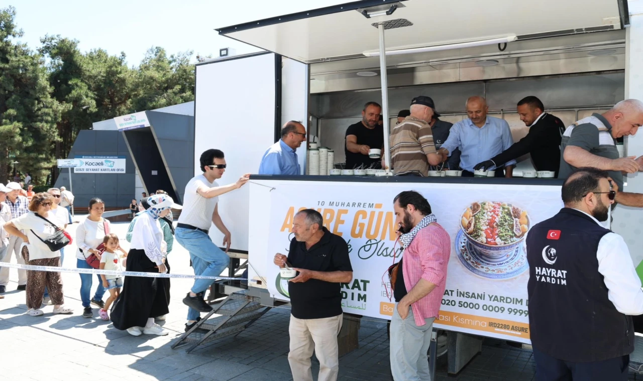 Gebze’de aşure bereketi! Başkan Büyükgöz vatandaşlarla buluştu