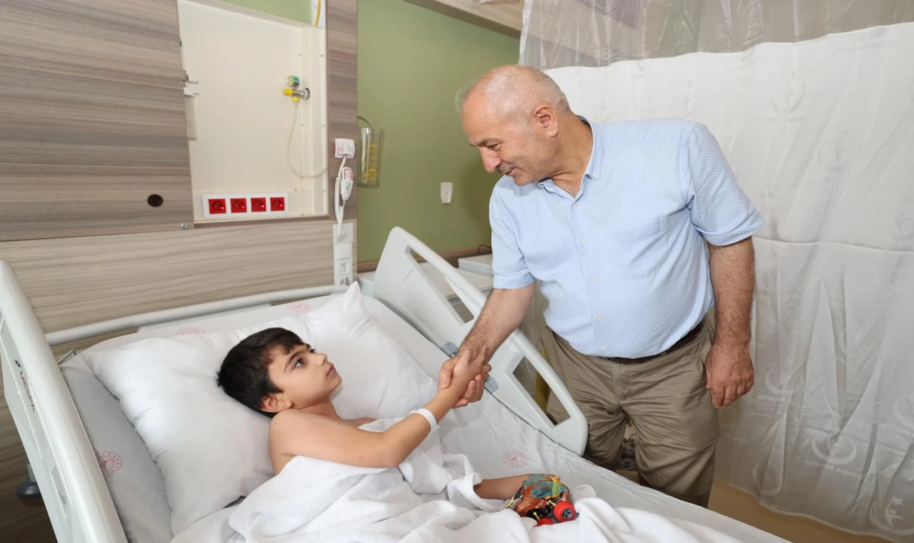 Gebze’de sünnet olan miniklere moral ziyareti