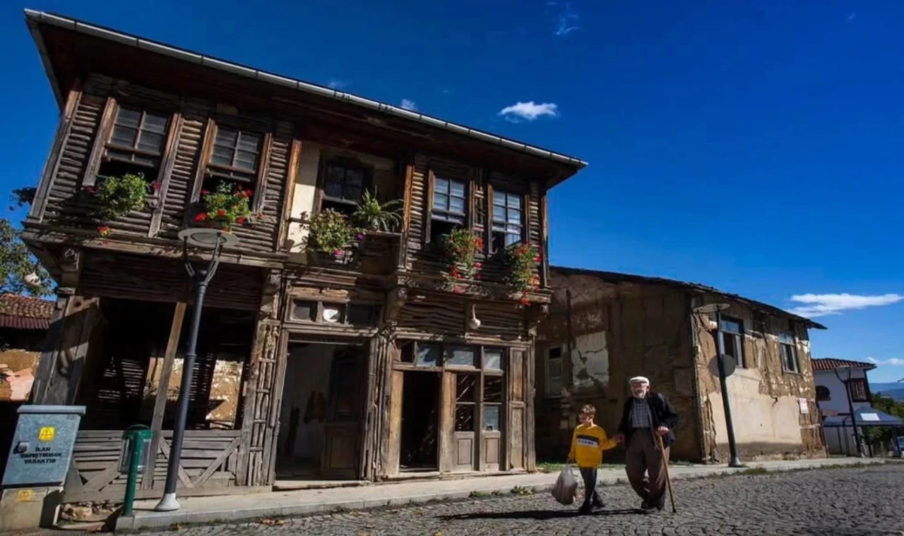 Gölcük Saraylı’nın simgelerinden tarihi bina restorasyona hazırlanıyor
