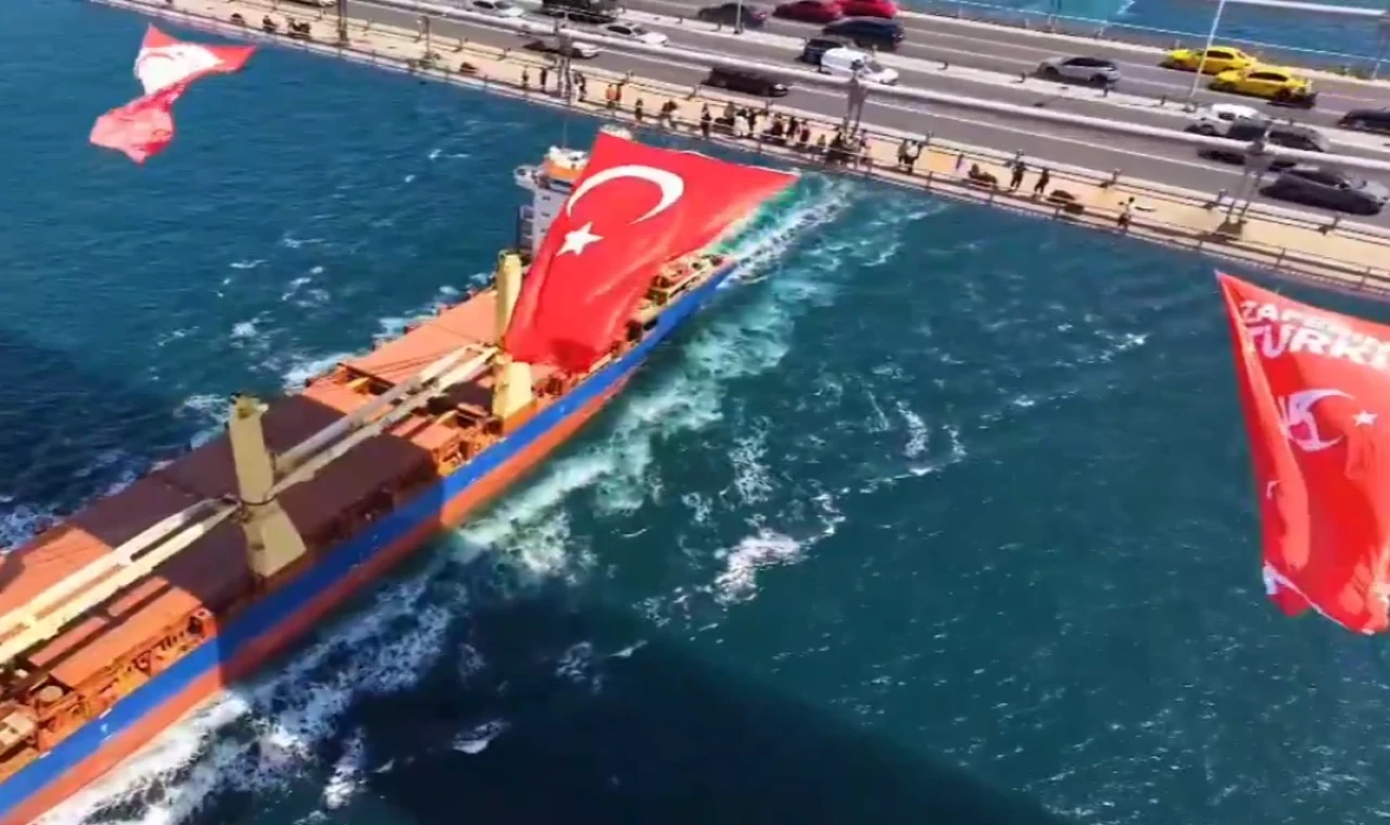 İstanbul’un üç köprüsüne Türk Bayrağı asıldı