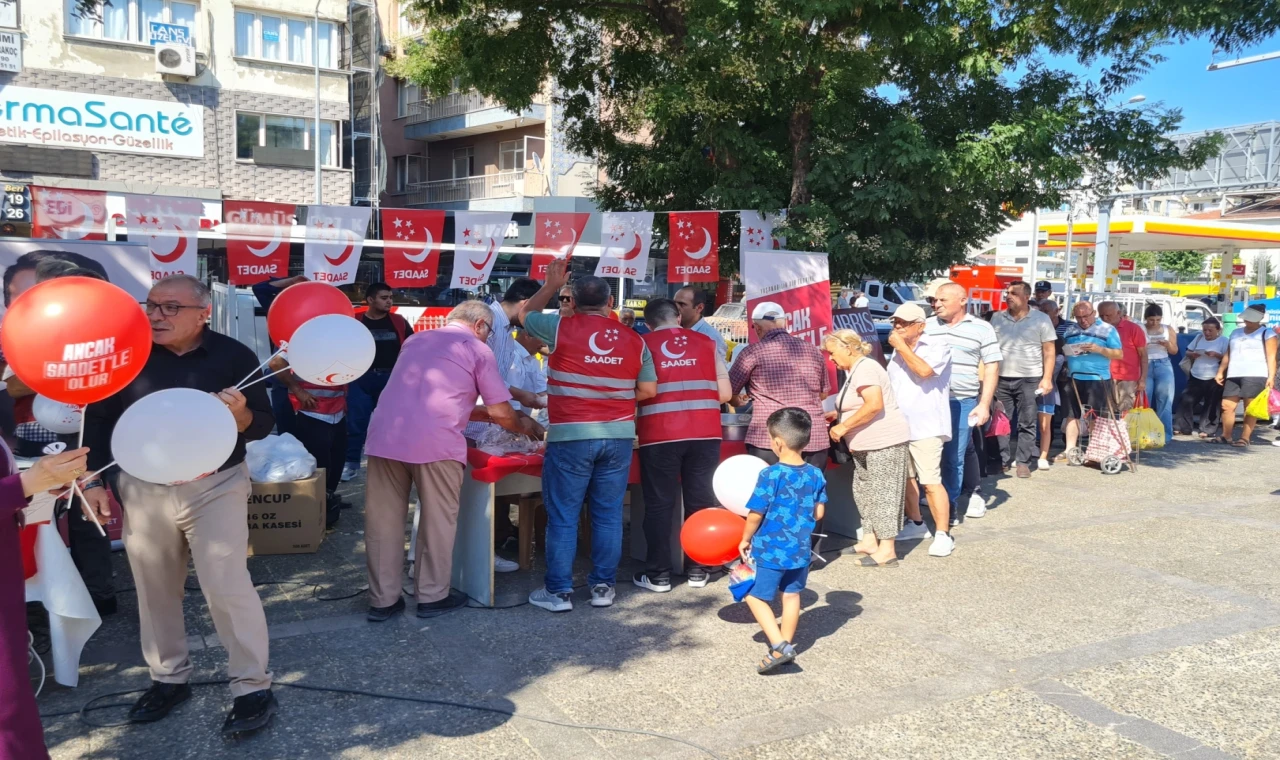 İzmir Buca’da Saadet Partisi 24. yılını vatandaşlara kutladı