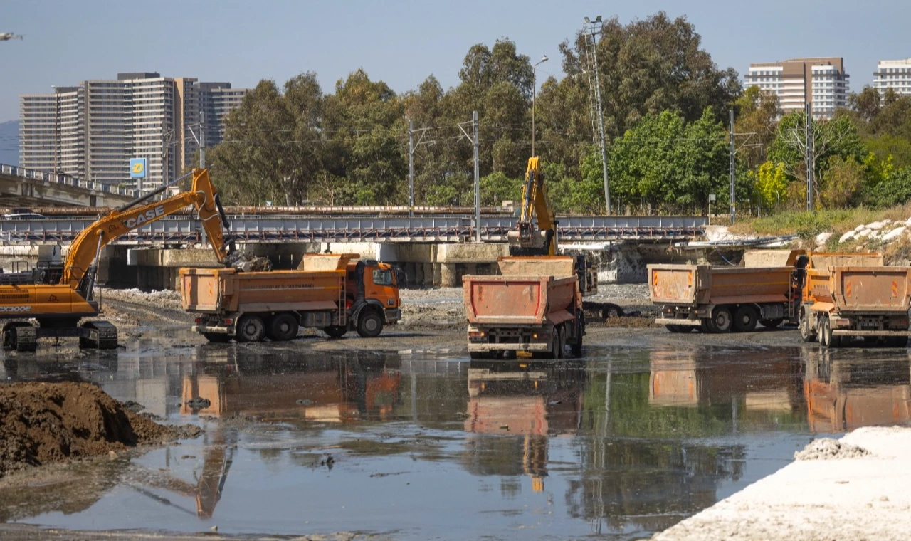 İZSU’dan Meles ve Manda derelerinde temizlik seferberliği