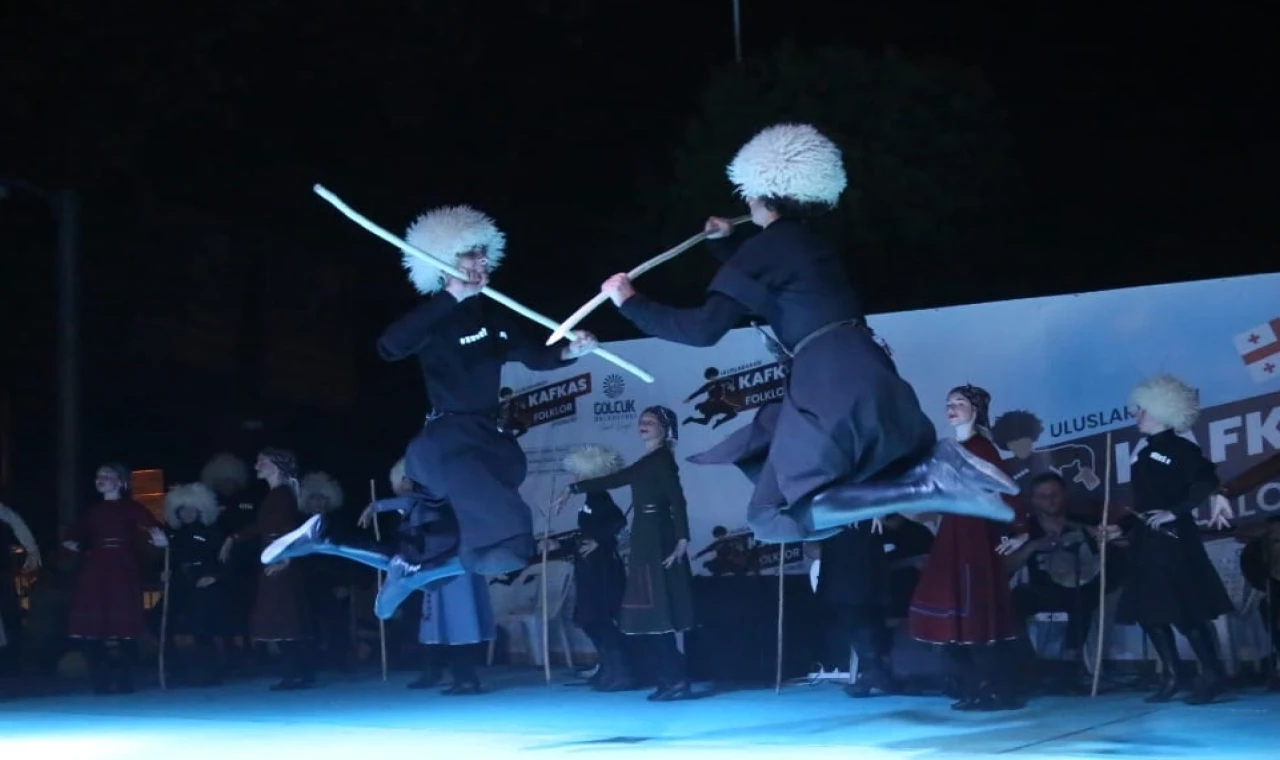 Kafkas Halk Oyunları Gölcük’te resital sunacak