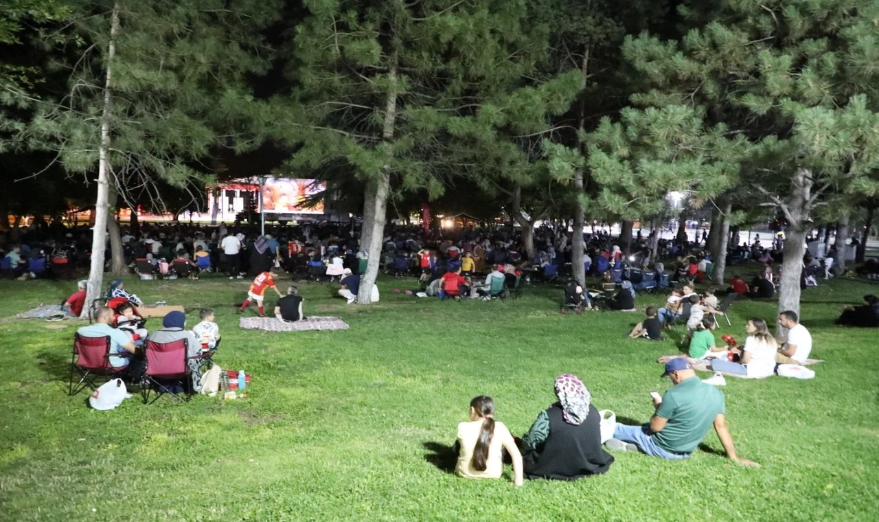 Kayseri Melikgazi’de açık havada sinema keyfi