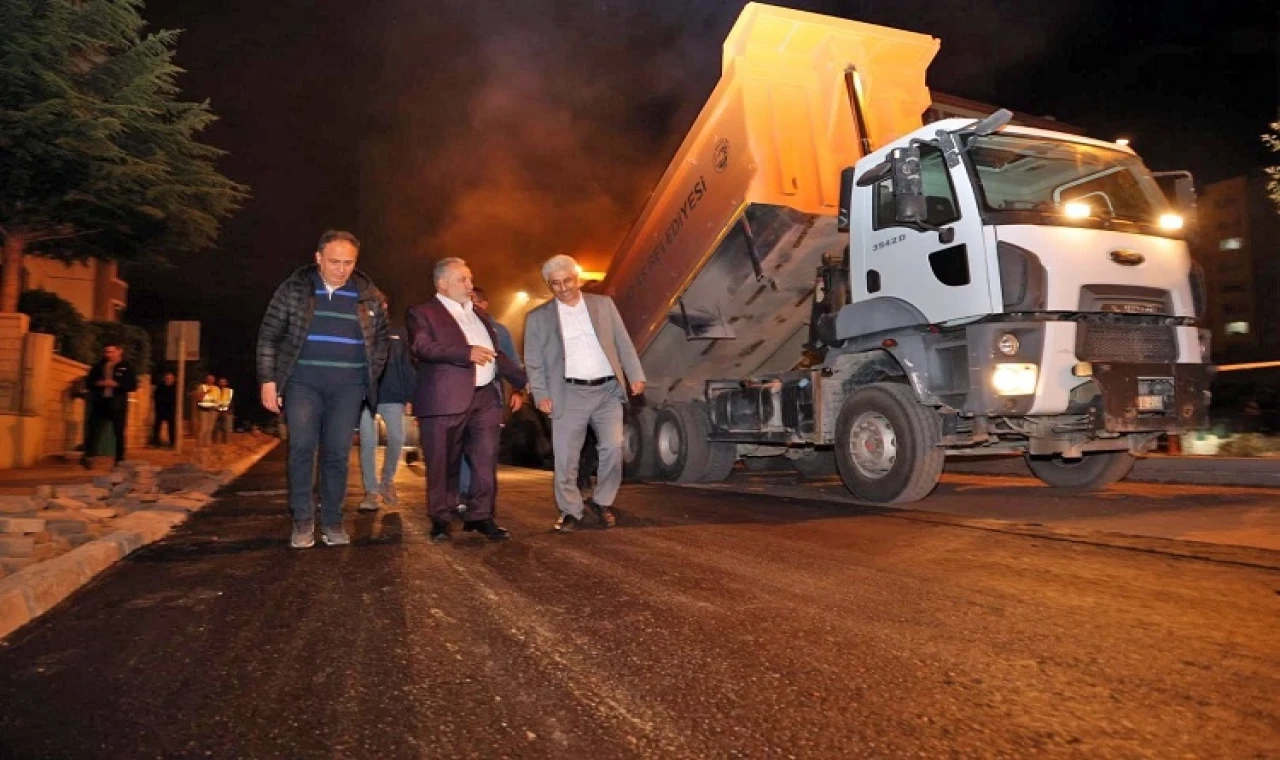 Kayseri Talas’ta gece asfalt mesaisi... Başkan Yalçın’dan gece teftişi
