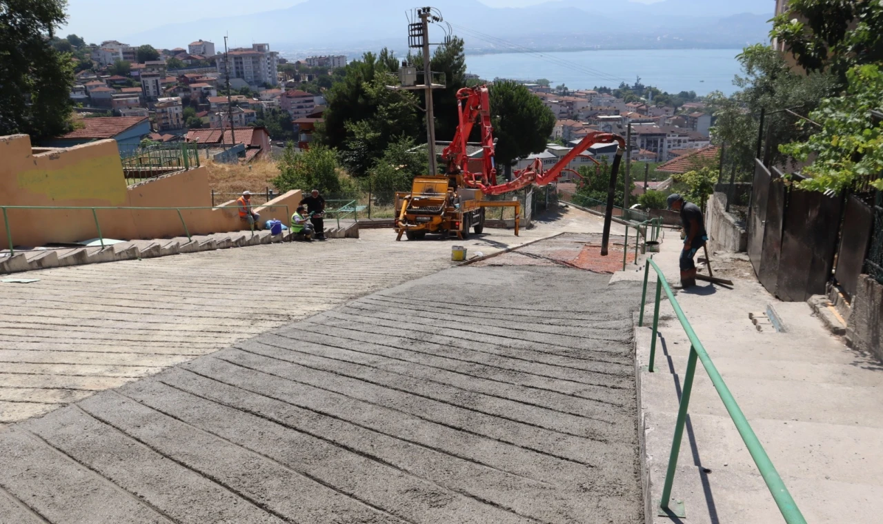 Kocaeli İzmit’te 20 yıllık soruna ’beton yol’ çözümü