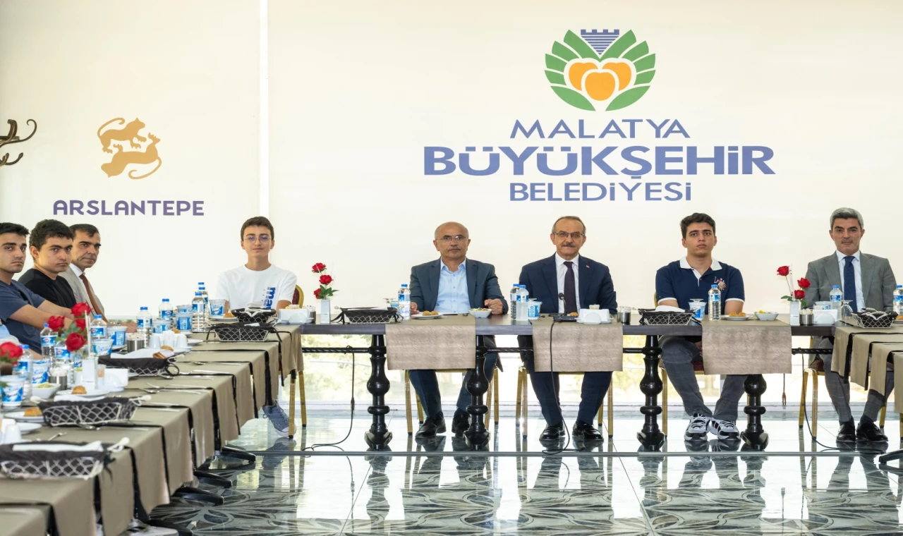 Malatya’da başarılı öğrenciler onuruna yemek